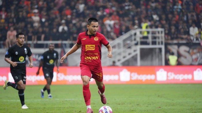 Winger Persija Jakarta, Witan Sulaeman berusaha mengejar bola di pertandingan melawan Barito Putera.
