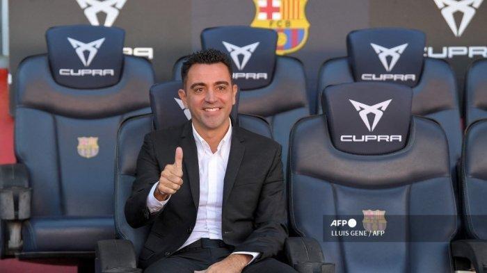 Pelatih baru Barcelona FC Barcelona, ????Xavi Hernandez berpose untuk foto selama upacara presentasinya di stadion Camp Nou di Barcelona pada 8 November 2021.