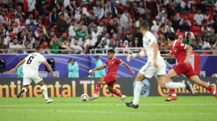 Winger Timnas Indonesia, Yacob Sayuri berusaha melewati hadangan pemain Irak. Laga perdana Timnas Indonesia vs Irak di Grup D Piala Asia itu dimainkan di Stadion Ahmed bin Ali, Al-Rayyan, Qatar, Senin (15/1/2024) malam.