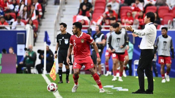 Winger Timnas Indonesia Yacob Sayuri menahan bola dipantau pelatih Shin Tae-yong di Piala Asia yang berlangsung di Stadion Al Thumama, Rabu (24/1/2024) malam.