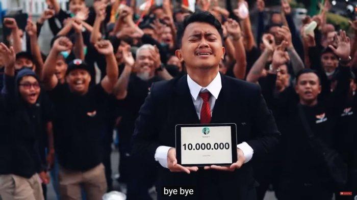 YouTubers Muhammad Hasan Abdillah saat menantikan detik-detik 10 juta subscriber akun Youtubenya. Terkini, Hasan maju sebagai bakal caleg DPRD DKI Jakarta 2024 dengan kendaraan politik Partai Keadilan Sejahtera (PKS).