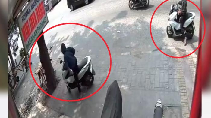 Terekam CCTV, Maling Sikat PCX di Warung Padang Plumpang