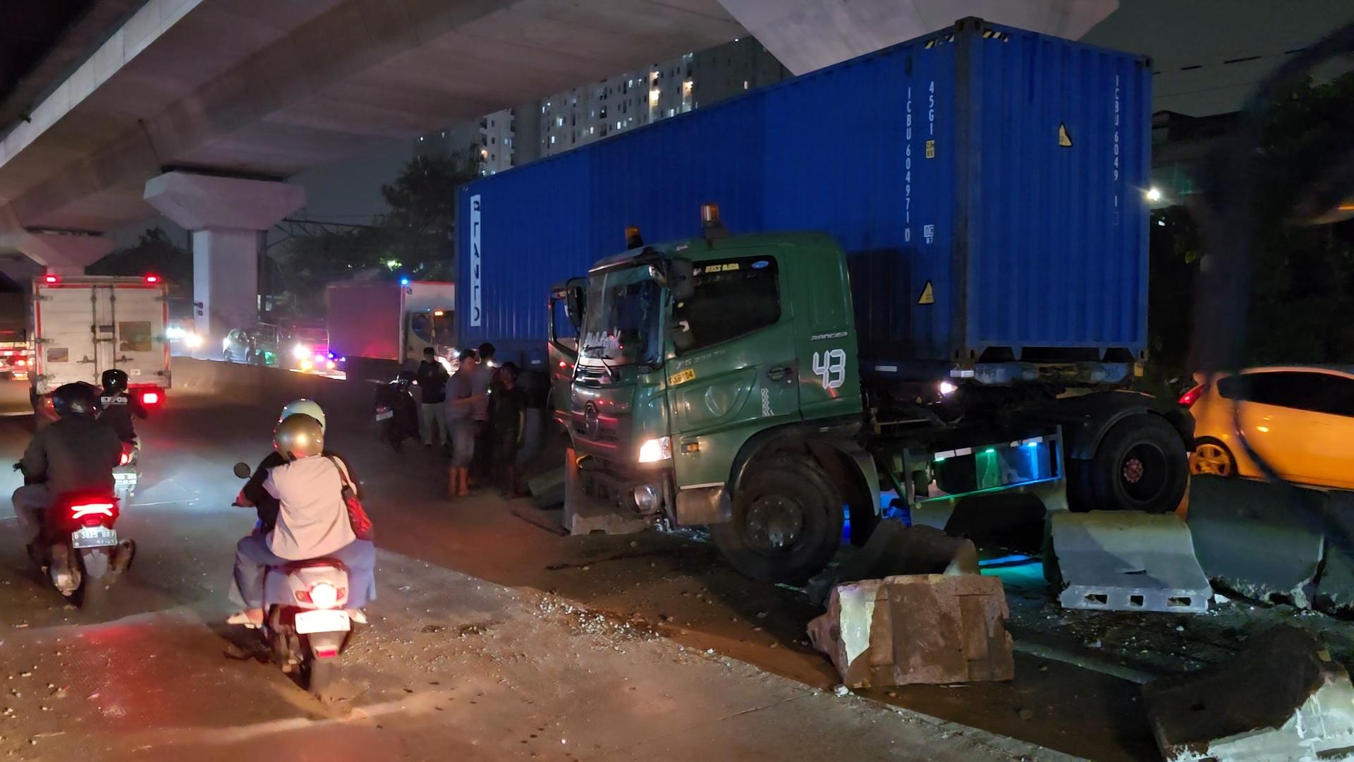 Detik-detik Truk Trailer Hantam Motor di Pademangan Jakut