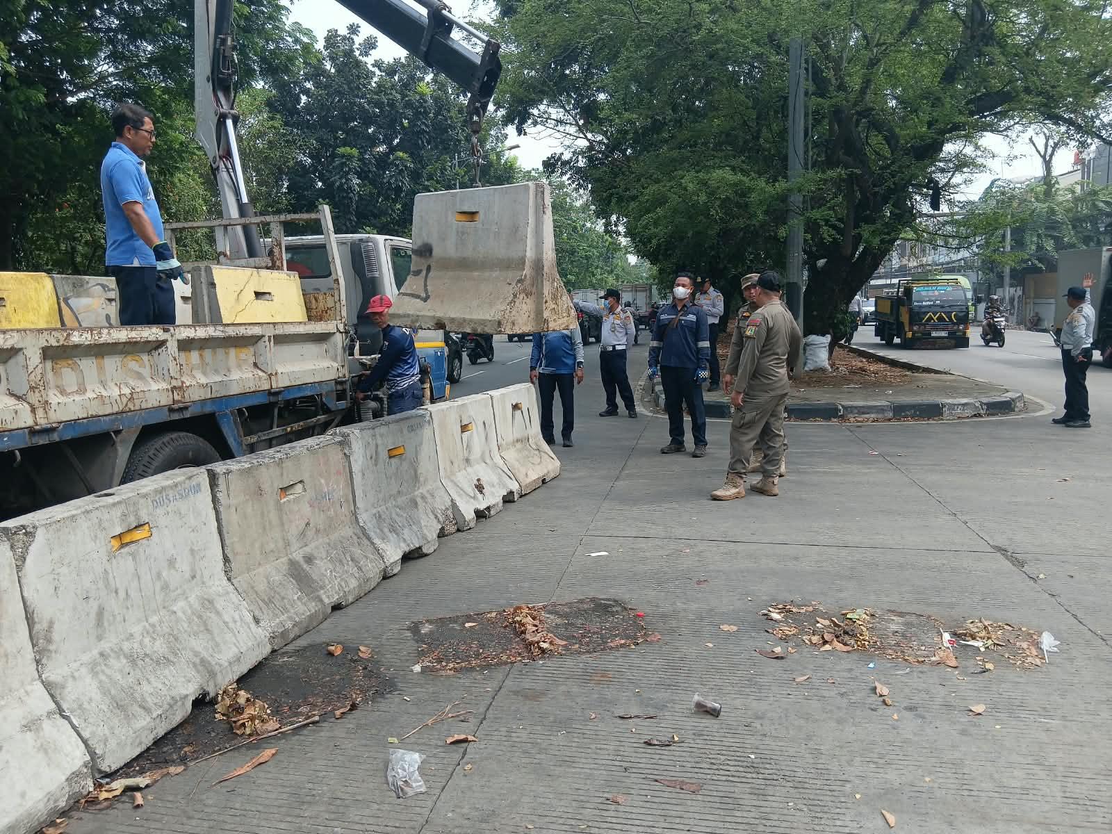 Dampak dari Pak Ogah Lempar Batu ke Sopir, Putaran Jalan Tubagus Angke Jakbar Ditutup Barrier Beton