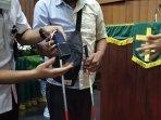 jakarta/risma-buat-tongkat.jpg