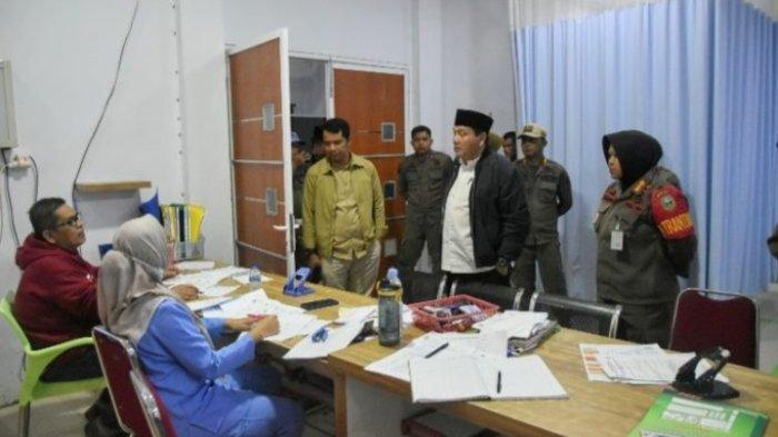Penjabat Bupati Sarolangun Bachril Bakri, sidak dan tinjau pasien yang sedang dirawat di Instalasi Gawat Darurat (IGD) RSUD Chatib Quzwein, Minggu (31/12/2023).