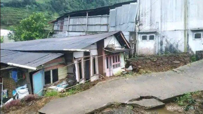 TANAH BERGERAK - Kondisi wilayah terdampak fenomena gerakan tanah di Desa Ratamba, Kecamatan Pejawaran, Kabupaten Banjarnegara, Jawa Tengah, Rabu (22/1/2025). Tampak rumah warga rusak parah.