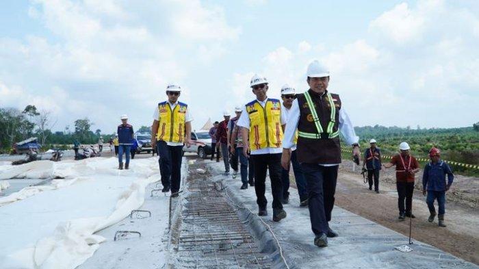 Gubernur Jambi Al Haris meninjau pembangunan jalan tol Bayung Lincir – Tempino.
