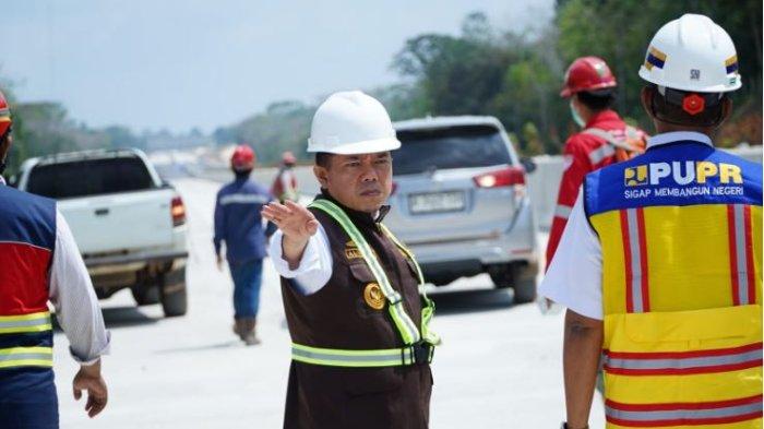 Gubernur Jambi Al Haris meninjau pembangunan jalan tol Bayung Lincir – Tempino.