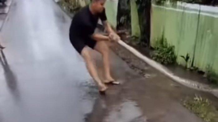 ULAR - Viral warga Kota Jambi temukan ular besar di selokan, setelah hujan lebat yang mengguyur Kota Jambi. Penemuan ular besar itu terjadi di RT 10, Lorong Amal, Kota Jambi