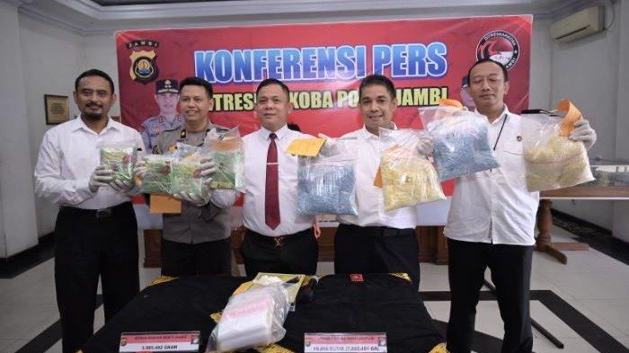 Ditresnarkoba Polda Jambi mengamankan sabu-sabu seberat sekitar 4 Kg dan ekstasi sebanyak 19.895 butir atau seberat 7.822,451 gram.