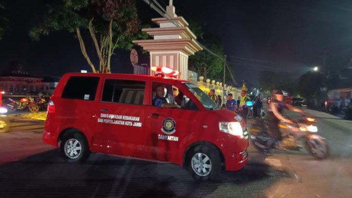 Dinas Pemadam Kebakaran dan Penyelamatan Kota Jambi  memadamkan kebakaran di Polresta Jambi, Jumat (1/11/2024) malam
