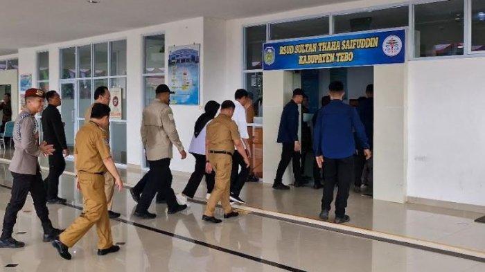 Presiden Jokowi tiba di Rumah Sakit Umum Daerah Sultan Thaha Saifudin (RSUD STS) bersama rombongan, pada Rabu (3/4/2024).