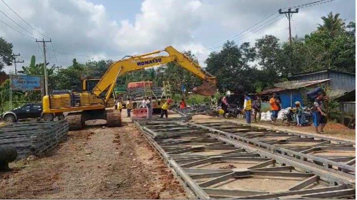 JEMBATAN - Hari ini, Selasa (4/3/2025) perakitan jembatan darurat penghubung Jmabi-Sumatera Barat mulai dilakukan. Diketahui, Jalan Lintas Sumatera (Jalinsum) Jambi-Sumbar di Bungo amblas tergerus air sungai, Minggu (2/3/2025) siang.