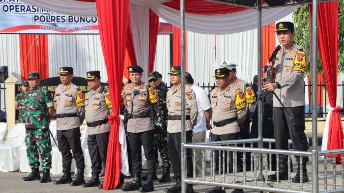 APEL PASUKAN - Kapolda Jambi Irjen Pol. Krisno H Siregar hadiri apel pergeseran pasukan pengamanan pemungutan suara ulang (PSU) di Kabupaten Bungo pada Jum’at, (04/04/2025)
