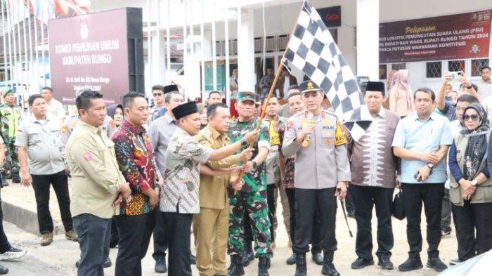 DISTRIBUSI LOGISTIK - Kapolda Jambi Irjen Pol Krisno H Siregar ikuti pelaksanaan pelepasan distribusi logistik kotak suara di Kantor KPU Kabupaten Bungo pada Jumat (4/4/2025). Pelepasan distribusi logistik PSU ini diikuti Gubernur Provinsi Jambi, Dr. H. Al Haris, S.Sos., M.H, Danrem 042/Garuda Putih Brigjen TNI Heri Purwanto, S.E., M.E.C, serta Bupati Bungo H. Mashuri