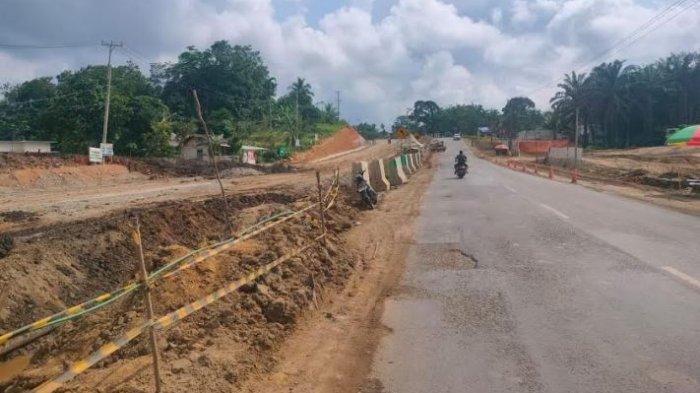 Perlebaran jalan raya nasional menjadi simpang sebidang dekat pintu gerbang exit tol Bayunglencir-Tempino Seksi 3 di Jambi terus dikebut pengerjaannya.