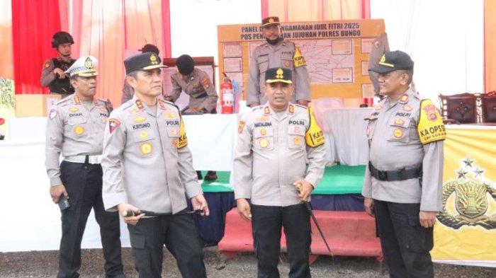 KUNJUNGAN - Kapolda Jambi Irjen Pol Krisno Halomoan Siregar melakukan kunjungan kerja ke wilayah Kecamatan Jujuhan, Kabupaten Bungo tinjau Jembatan Bailey, Pospam Lebaran, dan Kesiapan TPS PSU di Kecamatan Jujuhan pada Jumat (4/4/2025).