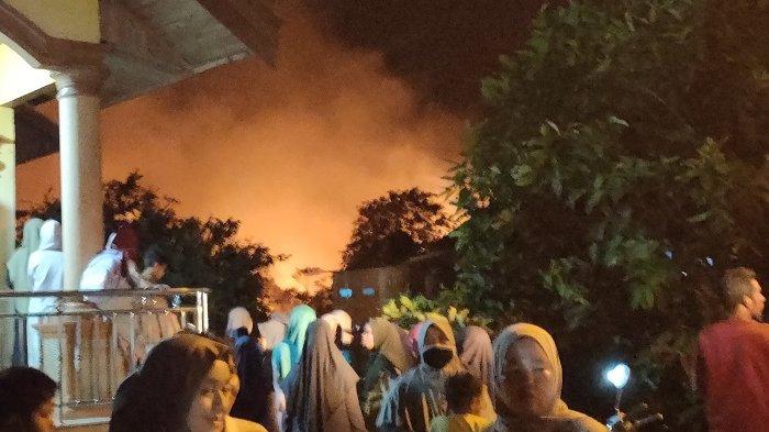 Kebakaran lahan di RT 05 Kelurahan Tanjung Johor dan Niaso Kota Jambi, Minggu (4/8/2024).