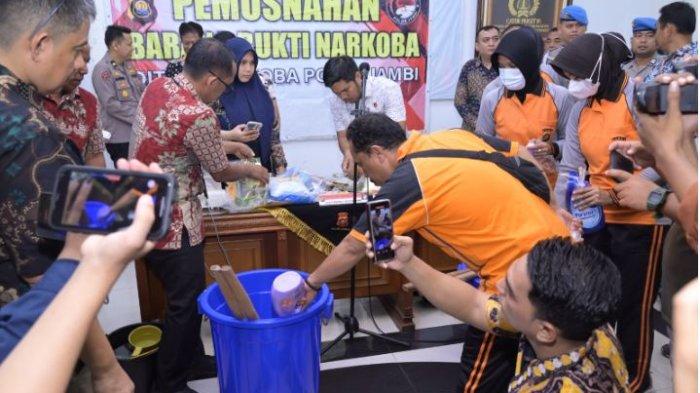 Ditresnarkoba polda jambi menggelar konferensi pers keberhasilan dalam mengungkap kasus peredaran narkotika jenis sabu dengan barang bukti seberat 463,390 Gram serta musnahkan 4kg sabu dan 19 Ribu butir lebih pil Extacy  pada Jum'at, (02/08/2024)