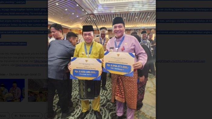 Gubernur Jambi Al Haris dan Pj Bupati Sarolangun Bachril Bakri saat menerima dana insentif fiskal tersebut pada kategori Kinerja Penurunan Stunting.