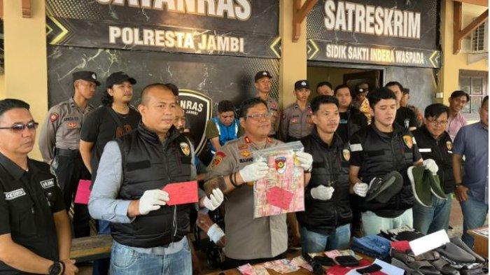 Polresta Jambi menangkap 4 orang pelaku pencurian uang senilai Rp. 500.000.00 di dalam mobil Toyota Hilux saat parkir makan di kawasan Mayang Mangurai, Kota Jambi dengan modus pecah kaca, pada 23 Agustus 2024.