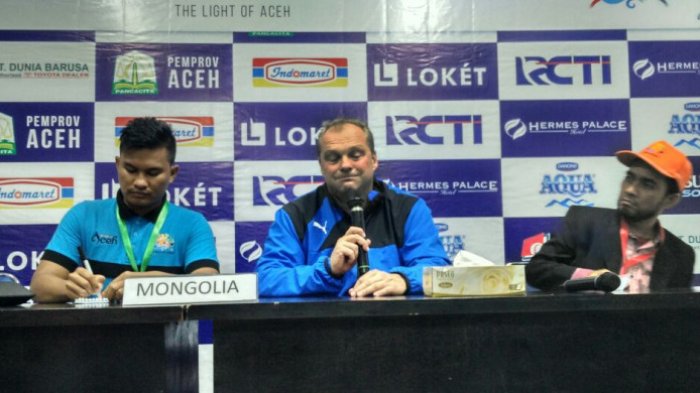 Ekspresi pelatih timnas Mongolia, Michael Weiss (tengah), pada sesi jumpa pers pasca-laga kontra Indonesia dalam Aceh World Solidarity Cup 2017 di Stadion Harapan Bangsa, Banda Aceh, Senin (4/12/2017).