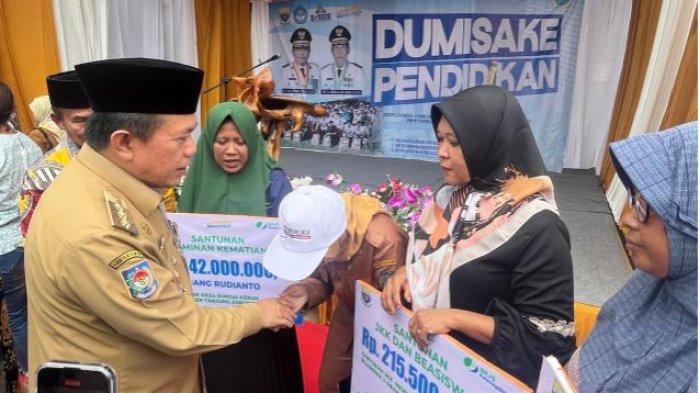 Gubernur Jambi, Al Haris dan BPJS Ketenagakerjaan Cabang Jambi menyerahkan santunan Jaminan Kematian (JKM) dan Jaminan Kecelakaan Kerja (JKK) kepada sejumlah ahli waris