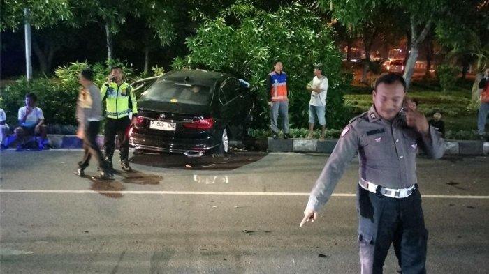 KECELAKAAN TOL GRESIK - Satlantas Polres Gresik saat melakukan olah TKP kecelakaan mobil terjun dari ujung tol Krian-Gresik, Sabtu (5/4/2025) malam. Pengemudi dan penumpang mobil selamat dalam insiden ini.