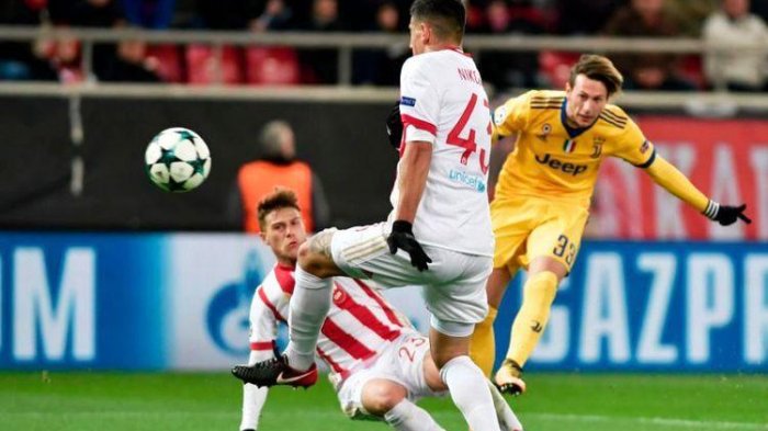 Federico Bernardeschi menyumbang satu gol kemenangan Juventus saat bertandang ke kandang Olympiacos pada pertandingan Liga Champions, Selasa (5/12/2017).(AFP/Louisa Gouliamaki)