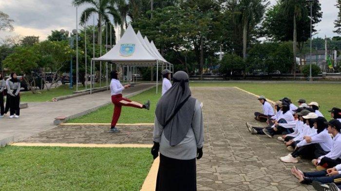 PASKIBRAKA - Pasukan Pengibar Bendera Pusaka (Paskibraka) Kota Jambi berlatih di halaman Kantor Wali Kota Jambi, Senin (7/7/2025).