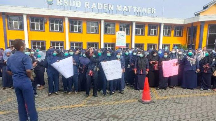 Tenaga kesehatan honorer di RSUD Raden Mattaher Jambi mogok kerja, Senin (7/10/2024)