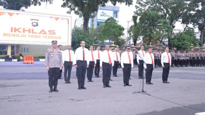 19 polisi berprestasi diberi penghargaan Kapolda Jambi Irjen Pol Rusdi Hartono saat  apel pagi di Lapangan Hitam Mapolda Jambi pada Rabu, (8/1/2025)