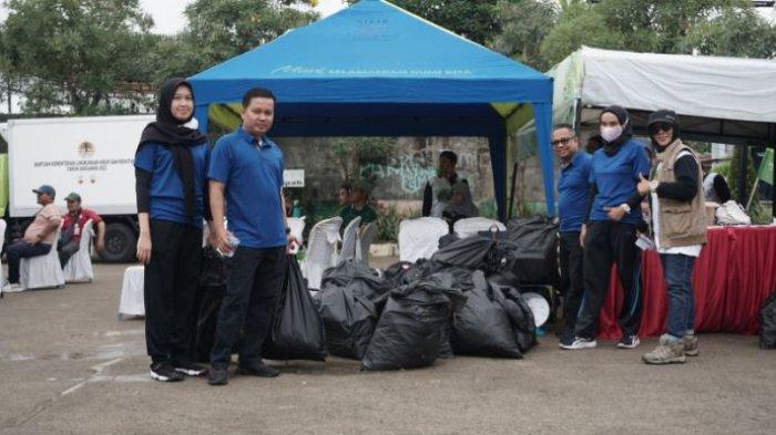 Tim Aksi Bersih Negeri PLN Indonesia Power Unit Bisnis pembangkitan Jambi, berhasil bersihkan 14,7 kg sampah plastik dan puluhan karung hama enceng gondok di kawasan wisata Danau Sipin Kota Jambi.