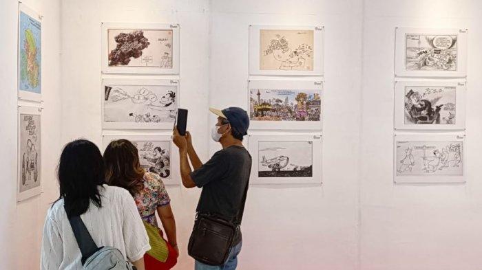 Pameran karya seniman-seniman nasional yang diinisiasi oleh Irjen Prof. Chryshnanda DL bertajuk “Gitu Aja Kok Repot, Politik Mesem, Adem Ayem” digelar di Mall WTC Jambi
