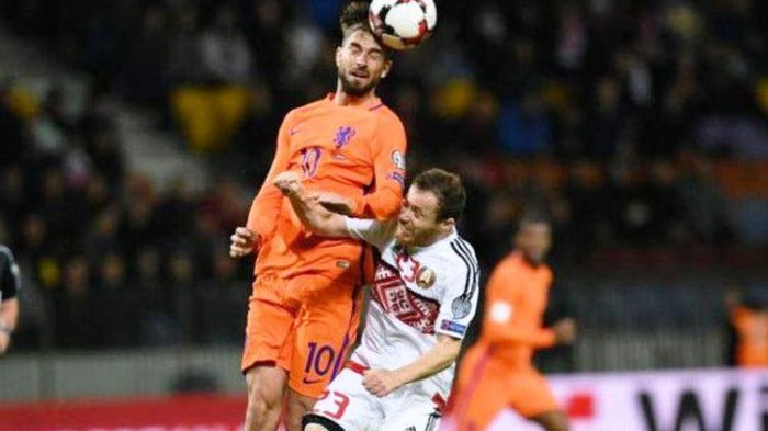 Gelandang Belanda, Davy Proepper (atas), menyundul bola saat berduel dengan pemain Belarus, Sergei Balanovich dalam partai Kualifikasi Piala Dunia 2018 di Minsk, 7 Oktober 2017.(AFP)