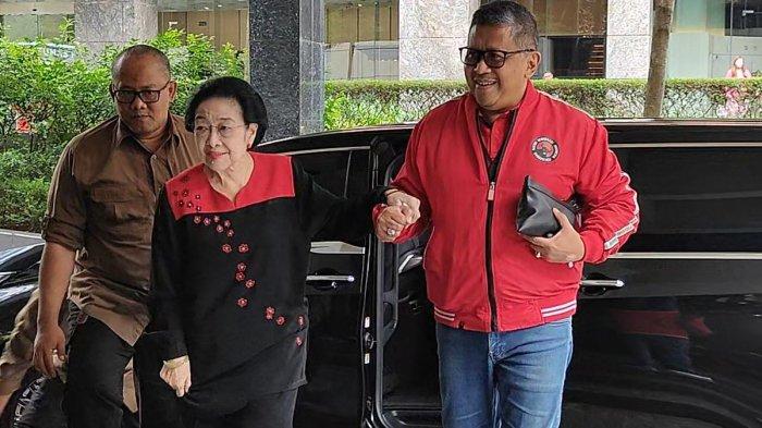 Ketua Umum PDI-P Megawati Soekarnoputri tiba di Gedung High End, Kebon Sirih, Jakarta Pusat, didampingi oleh Sekjen PDI-P Hasto Kristiyanto, Kamis (15/2/2024)