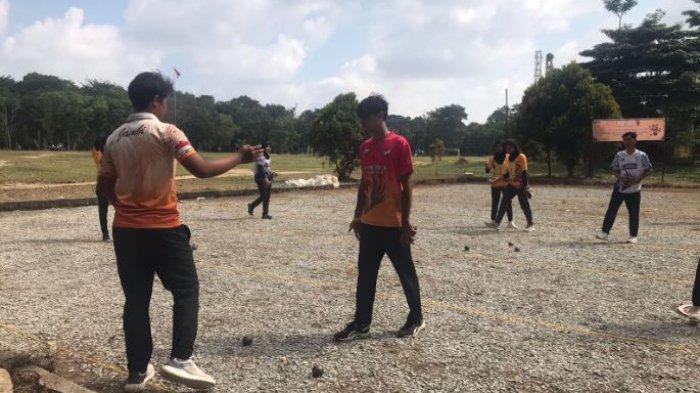 OLAHRAGA - Cabang olahraga pentaque yang dipertandingkan saat  Pekan Olahraga Mahasiswa Daerah (POMDA) Jambi 2025 yang digelar di Universitas Jambi. Event ini berlangsung  dimulai pada 8 hingga 11 Juli 2025, diikuti oleh 283 atlet yang berasal dari 23 perguruan tinggi yang ada di Provinsi Jambi.