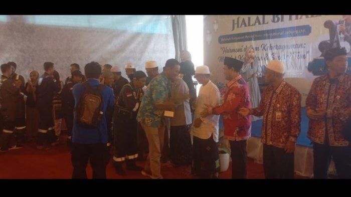 HALAL BI HALAL - SKK Migas PetroChina International Jabung Ltd menggelar acara Halal Bi Halal bersama seluruh karyawan dan subkontraktor yang berada dibawah naungan SKK Migas PetroChina.  Acara tersebut berlangsung pada Jumat, 9 Mei 2025 bertempat di Workshop Lagan Staging, Kecamatan Geragai, Kabupaten Tanjab Timur