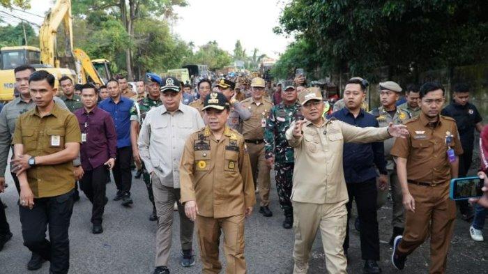PENERTIBAN - Gubernur Jambi Al Haris dan Wali Kota Jambi Maulana saat penertiban Pedagang Kaki Lima (PKL) di kawasan Talang Banjar, Selasa (10/06/2025) pagi.