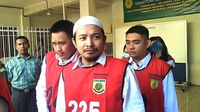 Penyanyi Zul Zivilia, terdakwa kasus narkoba, mengenakan rompi tahanan.