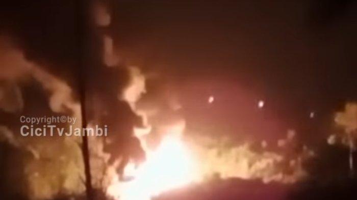 Beredar video kebakaran yang diduga sumur minyak ilegal di kawasan Senami, Desa Jebak, Kecamatan Muara Tembesi, Kabupaten Batanghari, Jambi.