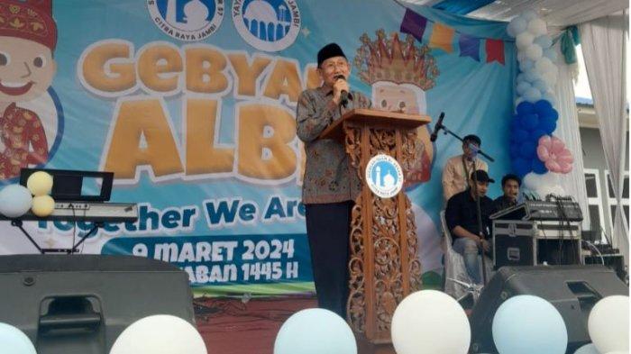 Ketua Yayasan Muslim Jambi yang diwakilkan oleh Dr. H. Umar Yusuf