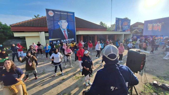 Puluhan emak-emak ikut senam sehat di posko pemenangan bakal calon Wali Kota Jambi H A Rahman (HAR) yang terletak di kawasan Jalan Arif Rahman Hakim, Telanaipura, Sabtu (11/5/2025) pagi.