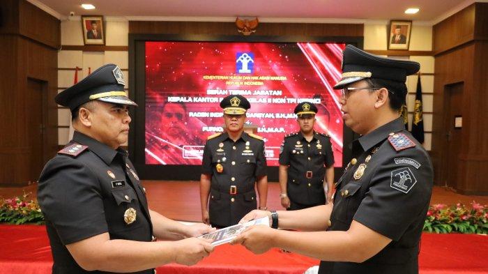 Kepala Kantor Wilayah Kementerian Hukum dan HAM Jambi, M. Adnan memimpin pelantikan dan pengambilan sumpah jabatan 14 pegawai yang diangkat sebagai pejabat manajerial dan non-manajerial.