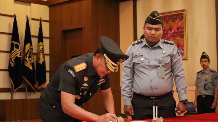 Kepala Kantor Wilayah Kementerian Hukum dan HAM Jambi, M. Adnan memimpin pelantikan dan pengambilan sumpah jabatan 14 pegawai yang diangkat sebagai pejabat manajerial dan non-manajerial.