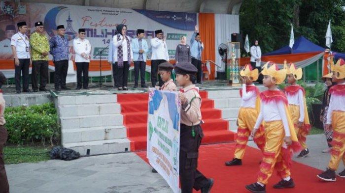 Pj Wali Kota Jambi, Sri Purwaningsih, membuka Festival Anak Sholeh Indonesia (FASI) XXII tingkat kota Jambi Tahun 2024, yang berlangsung di Lapangan Utama Kantor Wali Kota Jambi, Rabu (10/7/24) pagi.