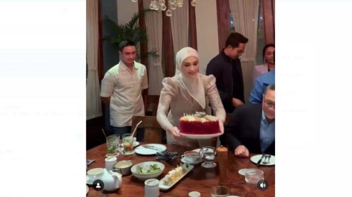 Zumi Zola dikabarkan menjalin hubungan dengan Futri Zulya Savitri atau Putri Zulya Savitri, anak perempuan Zulkifli Hasan, Ketua Umum Partai Amanat Nasional.