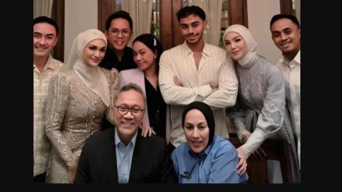 Zumi Zola dikabarkan menjalin hubungan dengan Futri Zulya Savitri atau Putri Zulya Savitri, anak perempuan Zulkifli Hasan, Ketua Umum Partai Amanat Nasional.