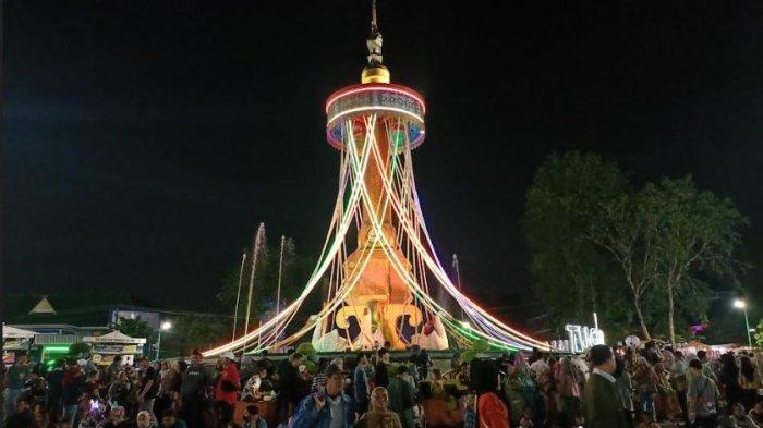 Kawasan Tugu Keris Siginjai Kota Jambi dipadati warga jelang pergantian tahun, Minggu (31/12/2023).